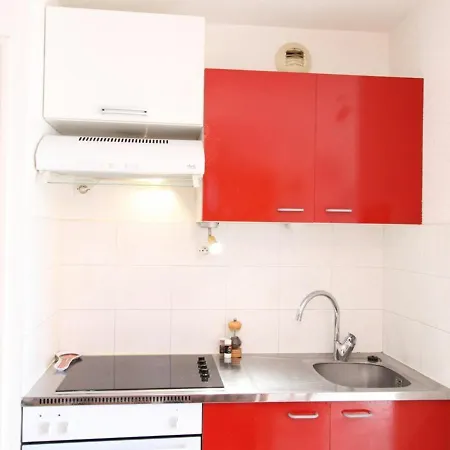 T2 Avec Jardinet, Cuisine Equipee, Parking Privatif - Fr-1-553-57 Appartamento